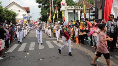 Davul bandı, 27 Nisan 2024 'te ilginç çekimleri olan bir kültür karnavalında geçit töreni düzenledi.
