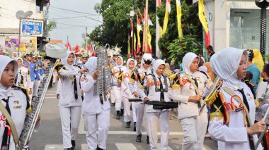 Davul bandı, 27 Nisan 2024 'te ilginç çekimleri olan bir kültür karnavalında geçit töreni düzenledi.