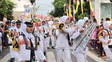 Davul bandı, 27 Nisan 2024 'te ilginç çekimleri olan bir kültür karnavalında geçit töreni düzenledi.