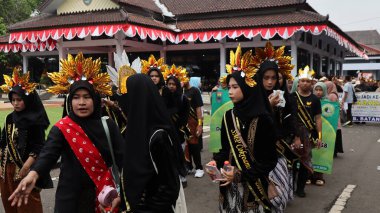 Çeşitli eşsiz kostümlü topluluk kültür geçidi, Batang Endonezya, 25 Nisan 2024