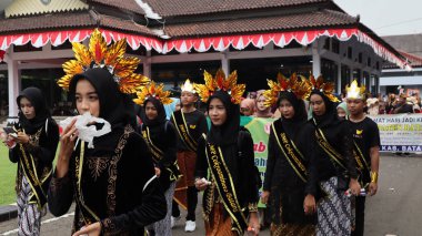 Çeşitli eşsiz kostümlü topluluk kültür geçidi, Batang Endonezya, 25 Nisan 2024