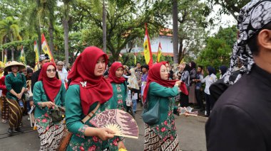Çeşitli eşsiz kostümlü topluluk kültür geçidi, Batang Endonezya, 25 Nisan 2024