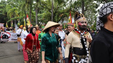 Çeşitli eşsiz kostümlü topluluk kültür geçidi, Batang Endonezya, 25 Nisan 2024