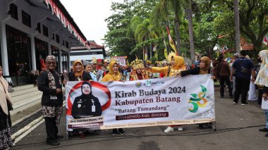 Çeşitli eşsiz kostümlü topluluk kültür geçidi, Batang Endonezya, 25 Nisan 2024
