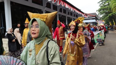 Çeşitli eşsiz kostümlü topluluk kültür geçidi, Batang Endonezya, 25 Nisan 2024