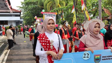 Çeşitli eşsiz kostümlü topluluk kültür geçidi, Batang Endonezya, 25 Nisan 2024