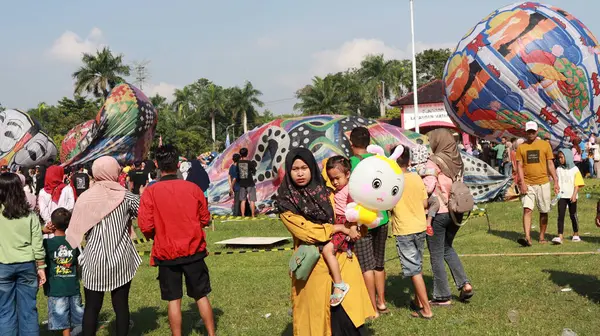 Geleneksel balon festivali Pekalongan 17 Nisan 2024 'ü izlerken sakinlerin etkinlikleri