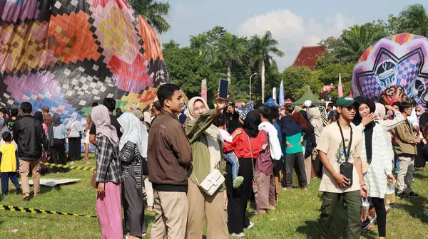 Geleneksel balon festivali Pekalongan 17 Nisan 2024 'ü izlerken sakinlerin etkinlikleri