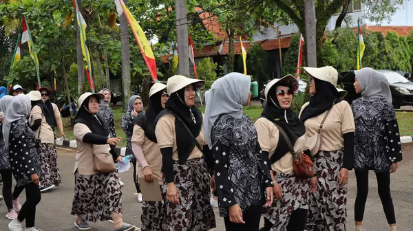 Çeşitli eşsiz kostümlü topluluk kültür geçidi, Batang Endonezya, 25 Nisan 2024