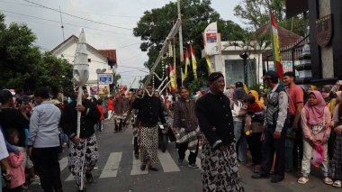 Çeşitli eşsiz kostümlü topluluk kültür geçidi, Batang Endonezya, 25 Nisan 2024