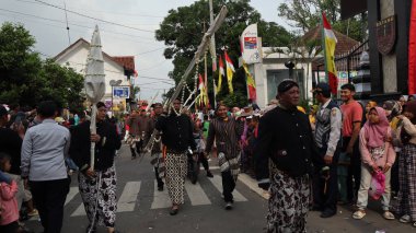 Çeşitli eşsiz kostümlü topluluk kültür geçidi, Batang Endonezya, 25 Nisan 2024