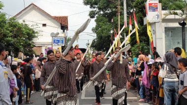 Çeşitli eşsiz kostümlü topluluk kültür geçidi, Batang Endonezya, 25 Nisan 2024