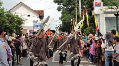 Çeşitli eşsiz kostümlü topluluk kültür geçidi, Batang Endonezya, 25 Nisan 2024