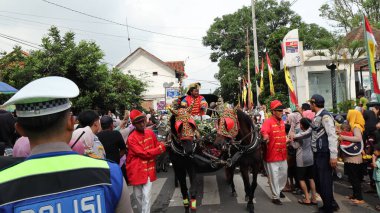 Çeşitli eşsiz kostümlü topluluk kültür geçidi, Batang Endonezya, 25 Nisan 2024