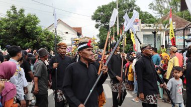 Çeşitli eşsiz kostümlü topluluk kültür geçidi, Batang Endonezya, 25 Nisan 2024