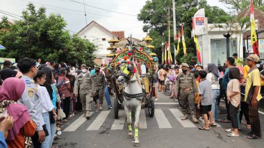 Çeşitli eşsiz kostümlü topluluk kültür geçidi, Batang Endonezya, 25 Nisan 2024