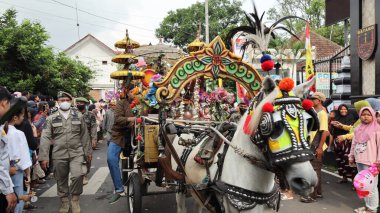 Çeşitli eşsiz kostümlü topluluk kültür geçidi, Batang Endonezya, 25 Nisan 2024