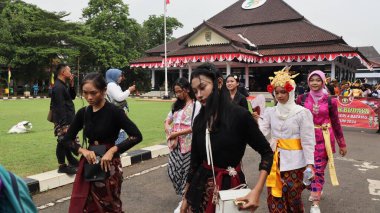 Çeşitli eşsiz kostümlü topluluk kültür geçidi, Batang Endonezya, 25 Nisan 2024