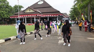 Çeşitli eşsiz kostümlü topluluk kültür geçidi, Batang Endonezya, 25 Nisan 2024