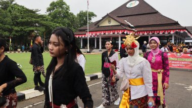 Çeşitli eşsiz kostümlü topluluk kültür geçidi, Batang Endonezya, 25 Nisan 2024