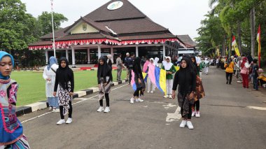 Çeşitli eşsiz kostümlü topluluk kültür geçidi, Batang Endonezya, 25 Nisan 2024