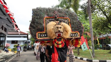 Geleneksel dansın adı REOG, tavus kuşu kuyruğu tüyleriyle süslenmiş büyük kaplan gibi maskeli dansçılar, Batang Endonezya 25 Nisan 2024