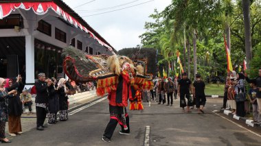 Geleneksel dansın adı REOG, tavus kuşu kuyruğu tüyleriyle süslenmiş büyük kaplan gibi maskeli dansçılar, Batang Endonezya 25 Nisan 2024