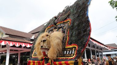 Geleneksel dansın adı REOG, tavus kuşu kuyruğu tüyleriyle süslenmiş büyük kaplan gibi maskeli dansçılar, Batang Endonezya 25 Nisan 2024