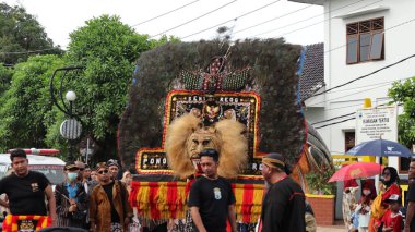 Geleneksel dansın adı REOG, tavus kuşu kuyruğu tüyleriyle süslenmiş büyük kaplan gibi maskeli dansçılar, Batang Endonezya 25 Nisan 2024