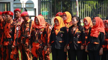 Pemuda Pancasila (PP) veya Pancasila Gençlik Örgütü üyeleri, Pekalongan Endonezya, 30 Mayıs 2024