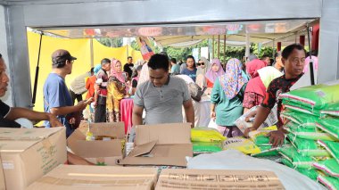 Geleneksel bir alışveriş yeri olan Pekalongan 'da 14 Haziran 2024' te alışveriş yapan sakinlerin portresi