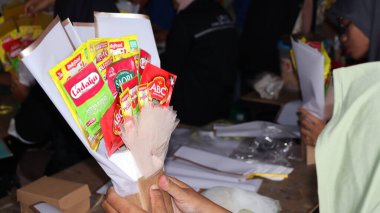 Kadın işçiler 4 Haziran 2024 'te Pekalongan Endonezya' da hazır mutfak baharatlarıyla buketler düzenliyorlar.