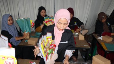 Kadın işçiler 4 Haziran 2024 'te Pekalongan Endonezya' da hazır mutfak baharatlarıyla buketler düzenliyorlar.