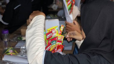 Kadın işçiler 4 Haziran 2024 'te Pekalongan Endonezya' da hazır mutfak baharatlarıyla buketler düzenliyorlar.