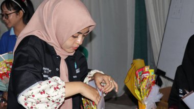 Kadın işçiler 4 Haziran 2024 'te Pekalongan Endonezya' da hazır mutfak baharatlarıyla buketler düzenliyorlar.