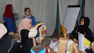 Kadın işçiler 4 Haziran 2024 'te Pekalongan Endonezya' da hazır mutfak baharatlarıyla buketler düzenliyorlar.