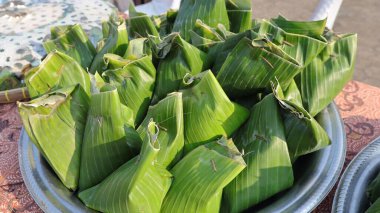 Muz yapraklarına sarılmış geleneksel pirinç, muz yapraklarına sarılmış megono pilavı.