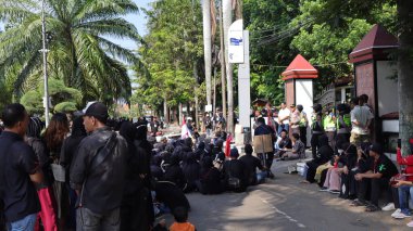 Vatandaşlar, 6 Haziran 2024 'te siyah giysiler içinde Pekalongan Endonezya' da gösteri ve protesto gösterisi düzenledi.