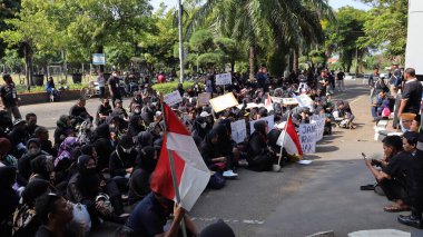 Vatandaşlar, 6 Haziran 2024 'te siyah giysiler içinde Pekalongan Endonezya' da gösteri ve protesto gösterisi düzenledi.
