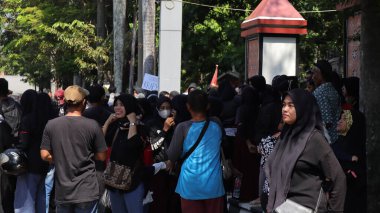 Vatandaşlar, 6 Haziran 2024 'te siyah giysiler içinde Pekalongan Endonezya' da gösteri ve protesto gösterisi düzenledi.