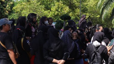 Vatandaşlar, 6 Haziran 2024 'te siyah giysiler içinde Pekalongan Endonezya' da gösteri ve protesto gösterisi düzenledi.