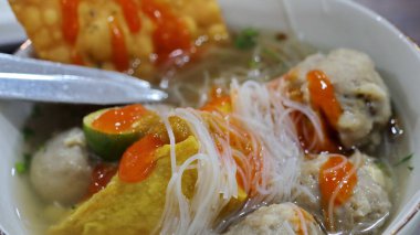 Bakso, Endonezya usulü çorba tabaklarıdır. Etli makarna, tofu ve kızarmış hamur köfteleriyle servis edilen köftelerden oluşur.