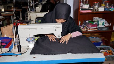 4 Haziran 2024 'te Pekalongan, Endonezya' da bir fabrikada dikiş diken işçiler