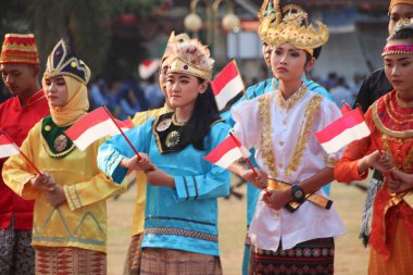 Gençlerin geleneksel Endonezya kültürel kostümleri Batang Central Java 17 Ağustos 2019