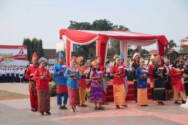 Gençlerin geleneksel Endonezya kültürel kostümleri Batang Central Java 17 Ağustos 2019
