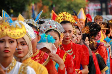 Gençlerin geleneksel Endonezya kültürel kostümleri Batang Central Java 17 Ağustos 2019