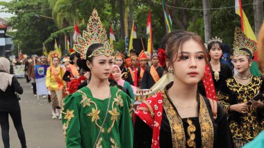 Çeşitli eşsiz ve geleneksel kostümlü topluluk kültür geçidi Batang Endonezya, 25 Nisan 2024
