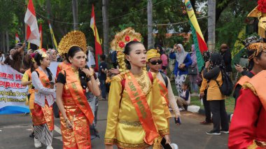 Çeşitli eşsiz ve geleneksel kostümlü topluluk kültür geçidi Batang Endonezya, 25 Nisan 2024