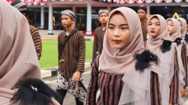 Çeşitli eşsiz ve geleneksel kostümlü topluluk kültür geçidi Batang Endonezya, 25 Nisan 2024