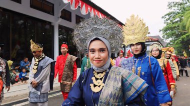 Çeşitli eşsiz ve geleneksel kostümlü topluluk kültür geçidi Batang Endonezya, 25 Nisan 2024